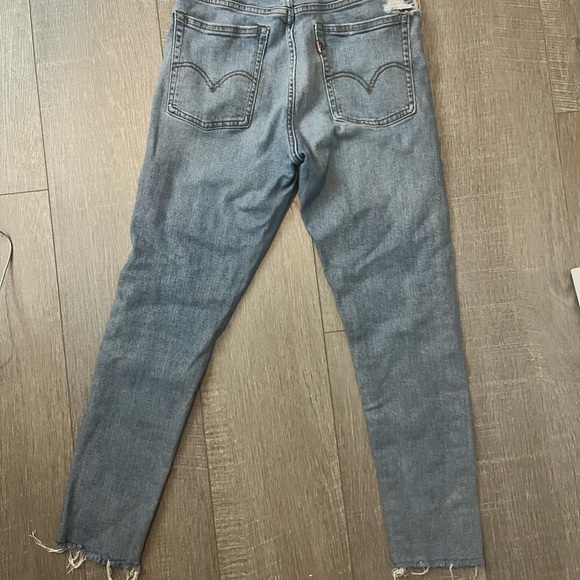 Levi’s Distressed Skinny Jeans - Picture 3 of 5